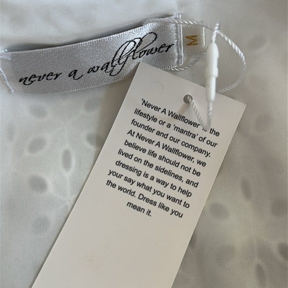Never A Wallflower sz M eyelet tank blouse with ruffle NWT White, side zip - Picture 6 of 6